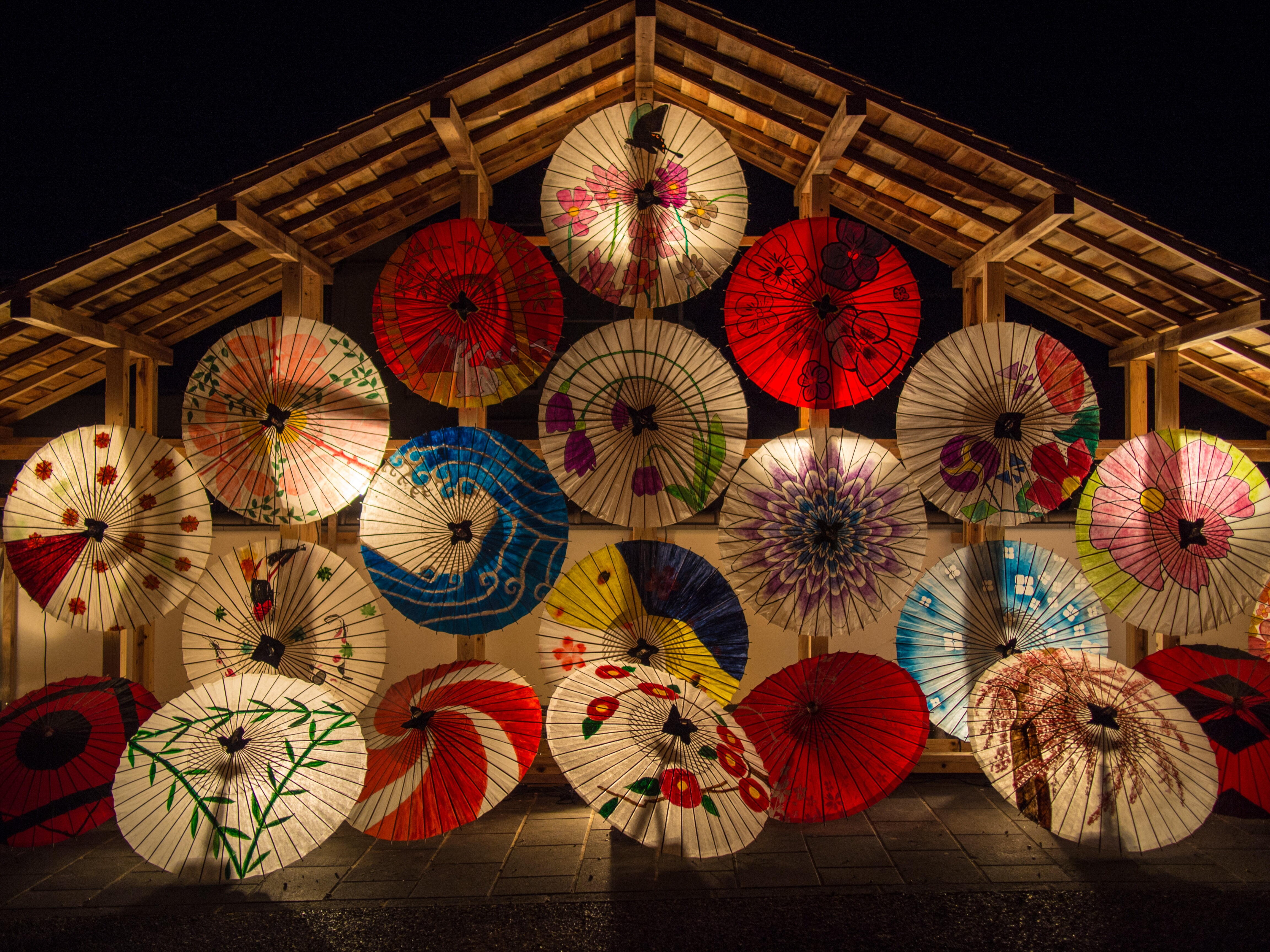 Sombrinhas japonesas com emblemas de flores e plantas