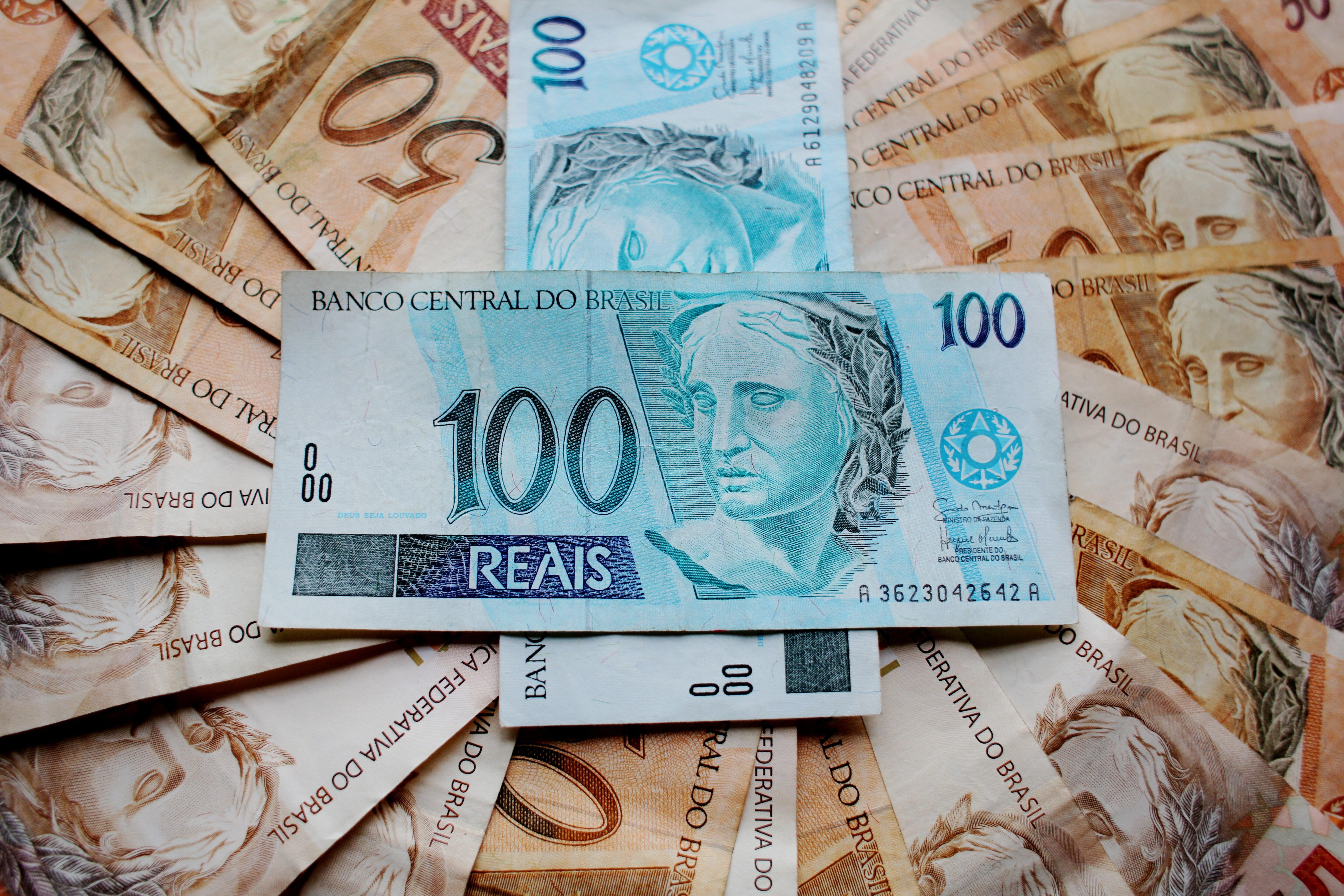 Diversas cédulas de 50 e 100 reais