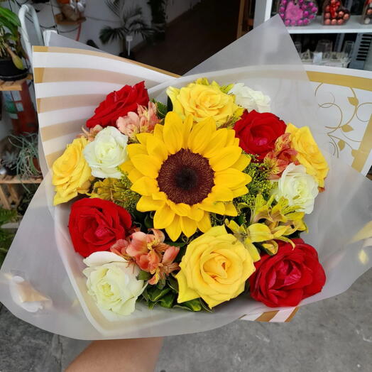 Buquê Misto Rosas com Girassol