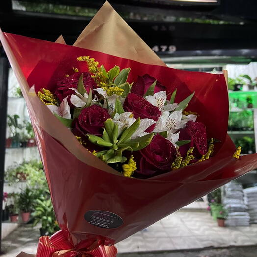 Buquê 6 Rosas e Astromelias