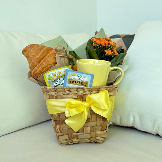 Cesta de cafe da tarde com xicara e Biscoitos