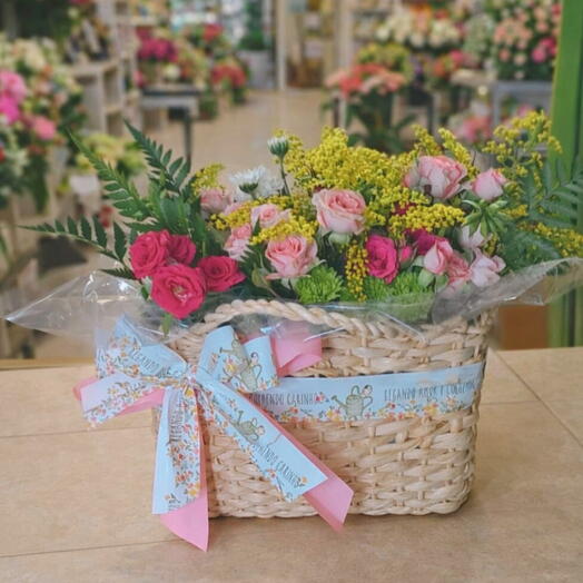 Cesta de Vime com Flores Naturais Variadas