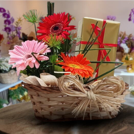 3 GERBERAS NA CESTA DUPLA DE VIME E CAIXA DE BOMBOM LACTA/NESTLE