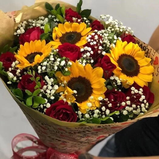 Buquê com 12 Rosas e 4 Girassois
