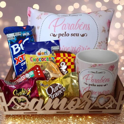 Cesta de Chocolates "Amor" com Caneca e Almofada Parabens pelo seu Aniversario