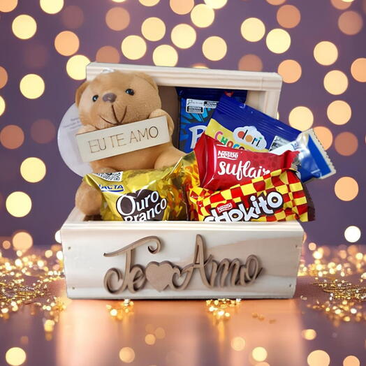 Cesta "Te Amo" com Chocolates e Mini Pelucia com plaquinha "Eu te Amo"