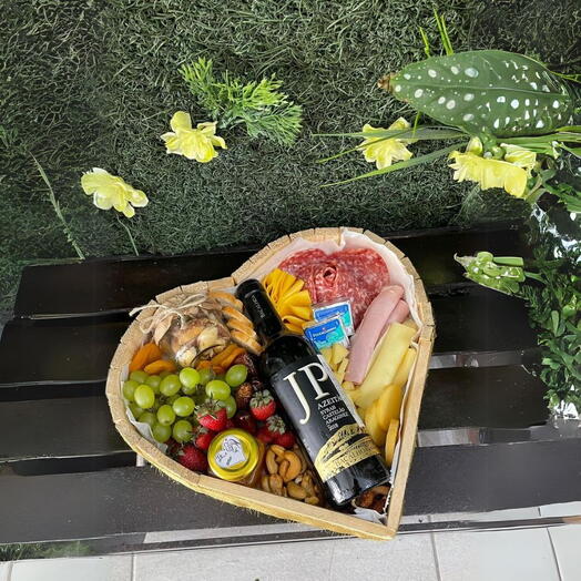 Cesta Coração vinho e frios