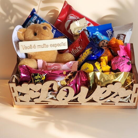 Cesta "Love" com Chocolates e Mini Pelucia de Chaveiro "Você e muito especial"