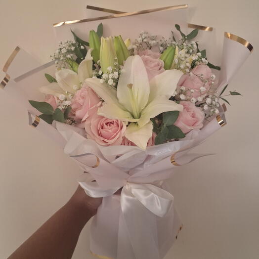 Buquê de rosas rosa e lirios