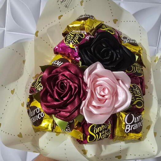 Buquê 3 Rosas e 12 Bombons