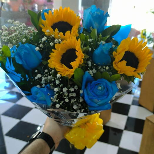 Buquê De 6 Rosas Azuis   3 Girassois