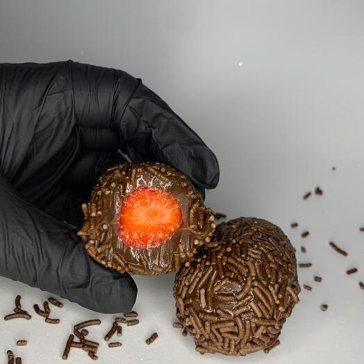 Coxinha de brigadeiro com morango