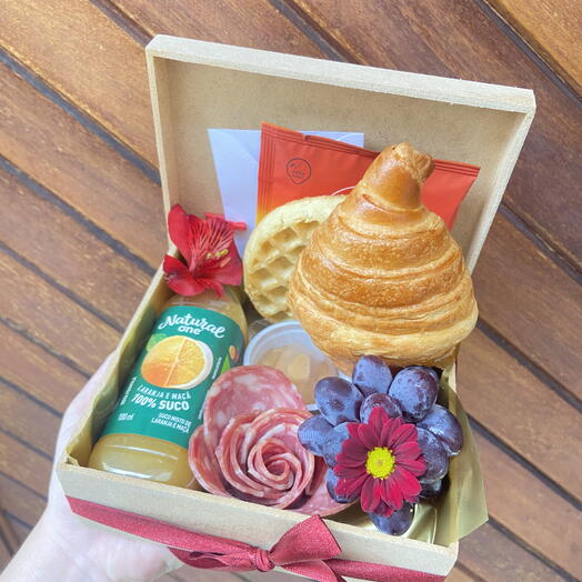 Mini Cafe da Manhã pequena com Croissant Francês