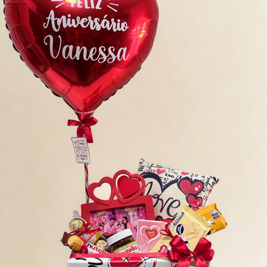 CESTA COM ALMOFADA, PORTA RETRATO E CHOCOLATES COM BALÃO PERSONALIZADO
