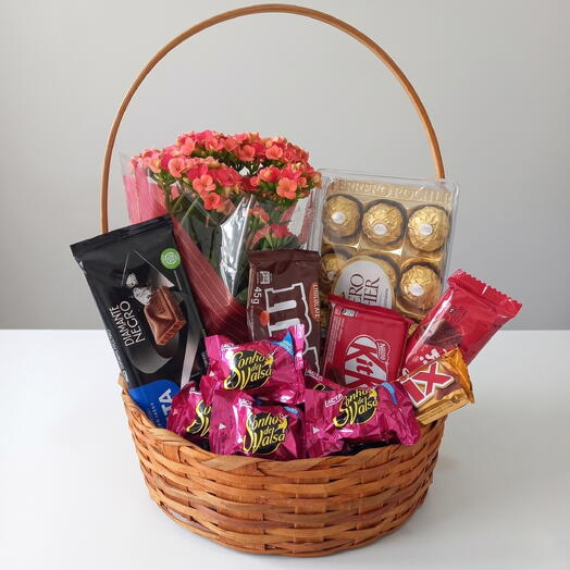 Cesta de flor e chocolate