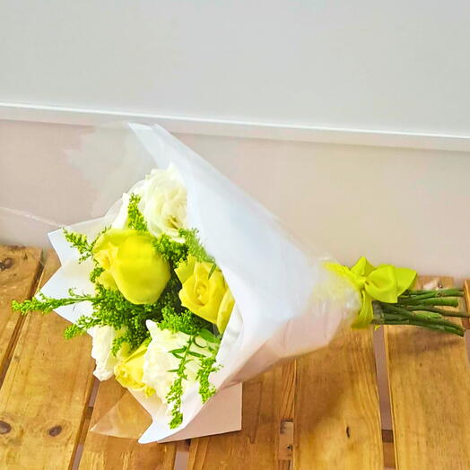 Bouquet de Rosas Brancas e Amarelas