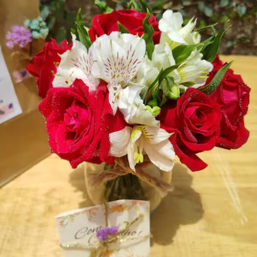 Arranjo de Rosas Vermelhas no Vaso