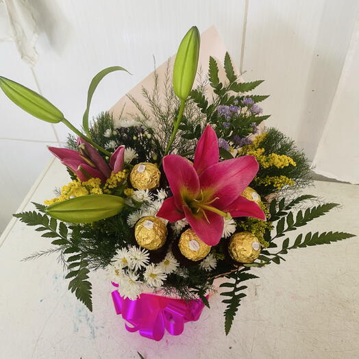Buquê de Lirio Rosa com Ferreiro Rocher