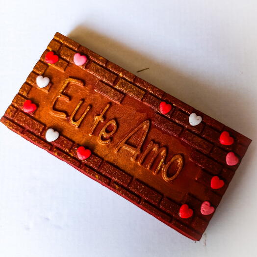 Barra de chocolate recheada decorada