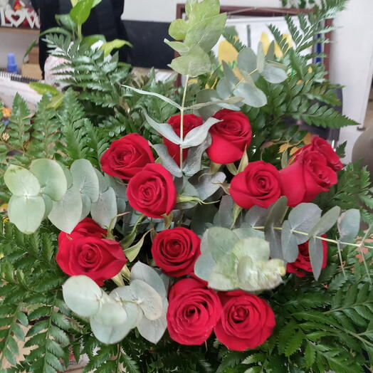Rosa Vermelha com eucalipto