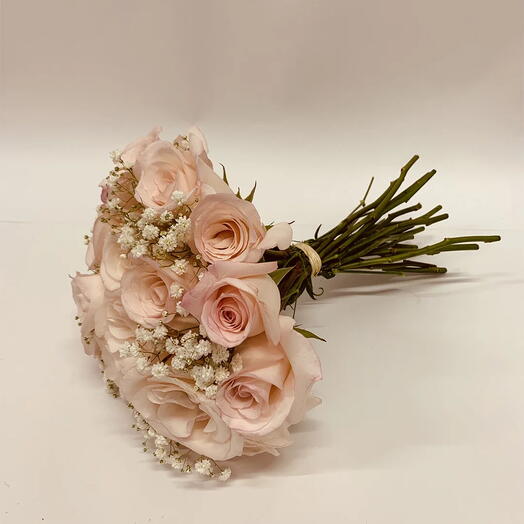 Buquê Elegante Rosas Cor de Rosa com Gypsophila