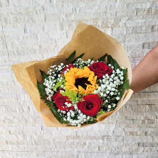 Buquê Com 1 Girassol e 4 Rosas Vermelhas