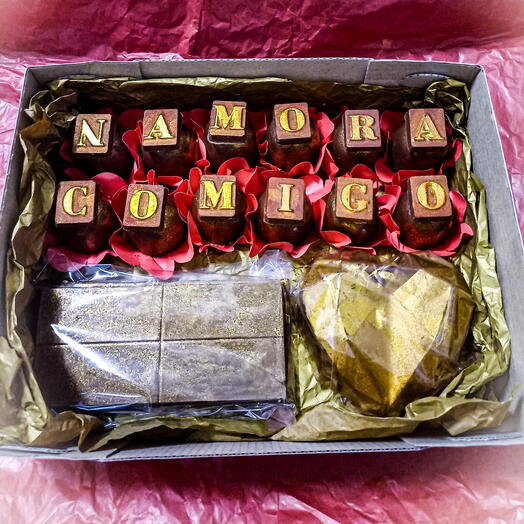 Caixa grande de bombons escritos personalizados, barra de chocolate recheada e coração de chocolate recheado