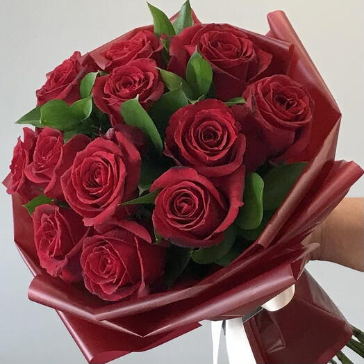 Bouquet Elegante de 12 Rosas Vermelhas