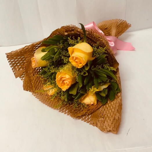 Buque de 5 Rosas Amarelas com Folhagem