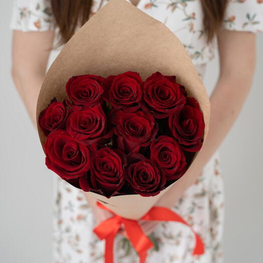 10 rosas Premium em embalagem de kraft