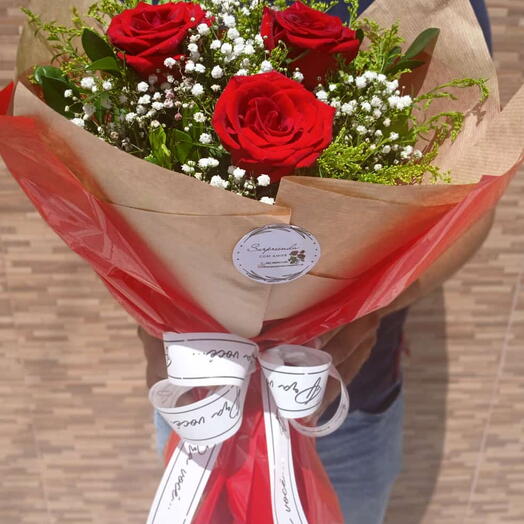 BUQUÊ GRANDE ELEGANTE 3 ROSAS AVELUDADAS