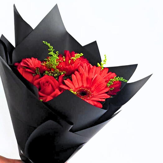 Bouquet de rosas vermelhas e gerberas