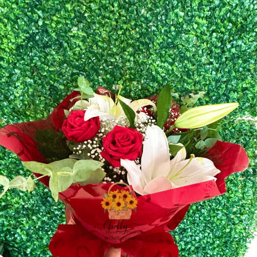 Luxuoso Buquê de Lirios Brancos e Rosas Vermelhas