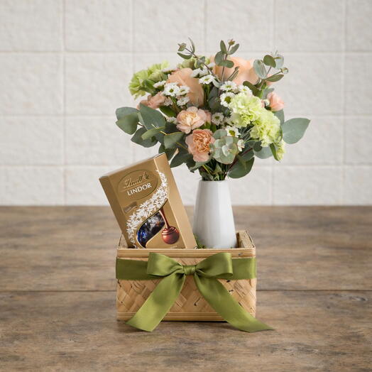 Kit Especial com Flores em Tons Suaves e Trufas Lindt | La Floricultura