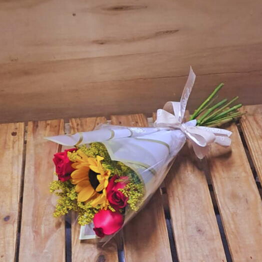 Bouquet 1 Girassol e 3 Rosas Vermelhas