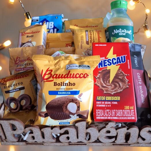 Cesta Cafe da Manhã e Tarde com Delicias para Aniversario com frase "Parabens"