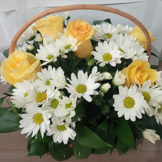 Cesta de rosas e margaridas