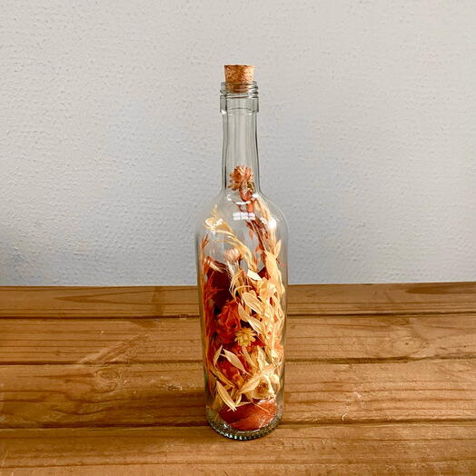 Garrafas Com Flores Secas Em Tons Laranjas