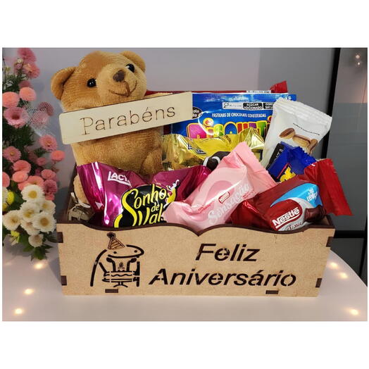 Cesta Feliz Aniversario "Flork" com Chocolates e Mini Urso Chaveiro "Parabens"