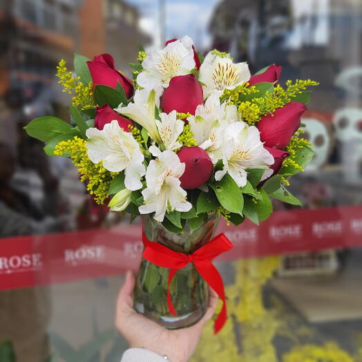 Arranjo de Rosas e Astromelias no Vaso