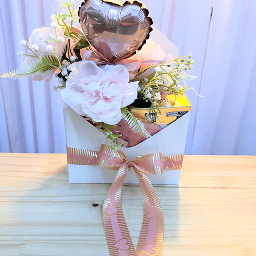 Envelope Carregado de Amor com Pelucia, Cartão, Flores e Ferreiro Rocher