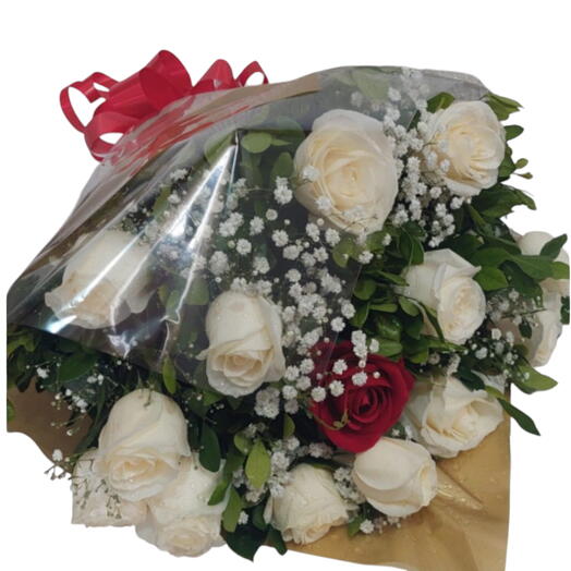 Buque de 11 Rosas Naturais  Brancas  e Rosa Articial Vermelha e Gips