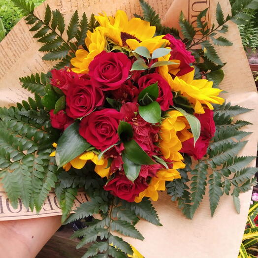 Buquê girassol e rosas vermelhas