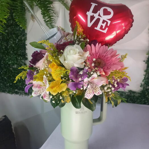 Arranjo Especial de Flores no Copo Stanley 1200mls