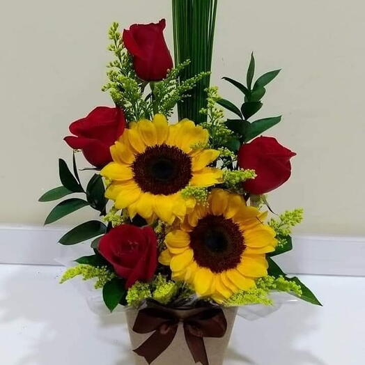 Mimo de girassois com rosas