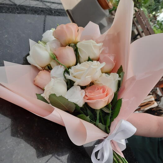 Buque singelo com rosas cha e liziantus branco