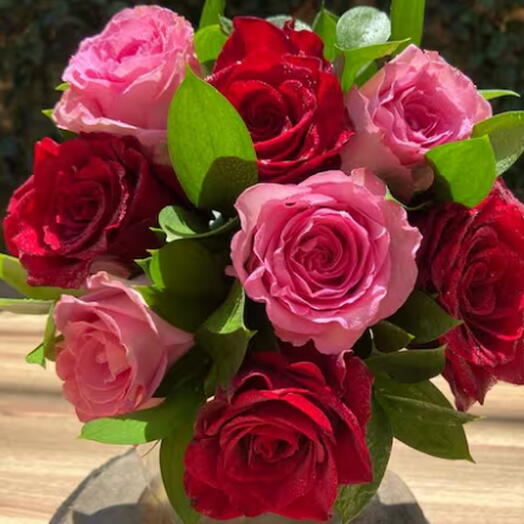 Buquê de 8 Rosas Vermelha e Cor de Rosa