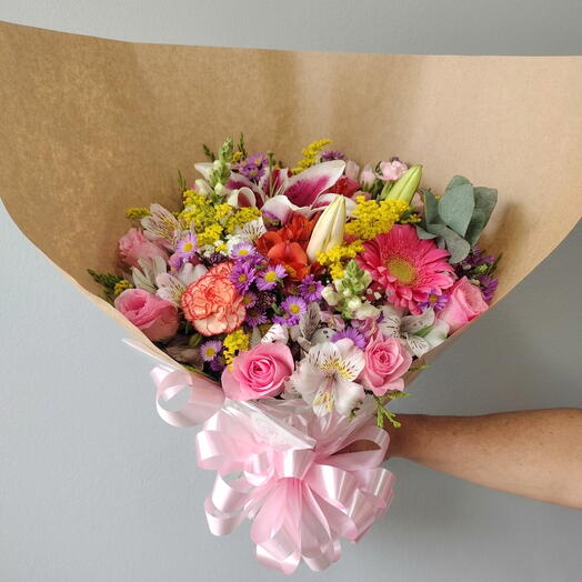 Bouquet Colorido Com Lirio ,Gerbera e Rosas