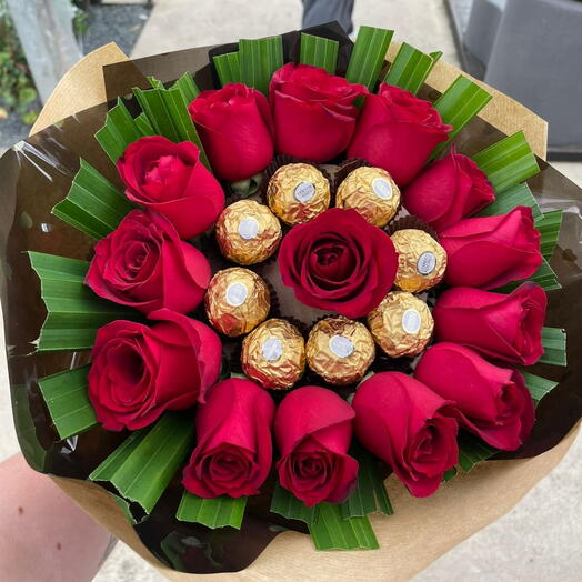 Buque redondo de rosas e chocolate