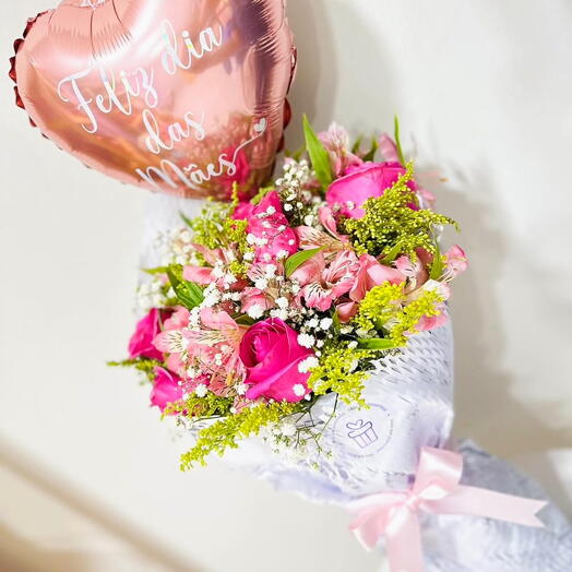 Buquê 4 rosas e balão personalizado 💐
